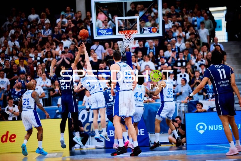 Wurf Marcel Keßen (15;MLP Academics Heidelberg), Verteidigung Timo Lanmüller (7;Frankfurt Skyliners), Jordan Theodore (25;Frankfurt Skyliners)