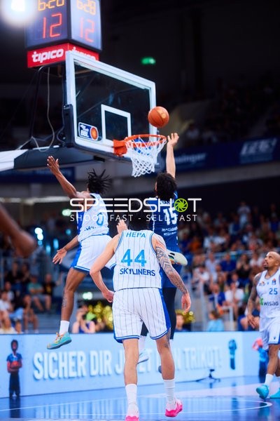 Layup Marcel Keßen (15;MLP Academics Heidelberg) gegen Kamaka Hepa (44;Frankfurt Skyliners)
