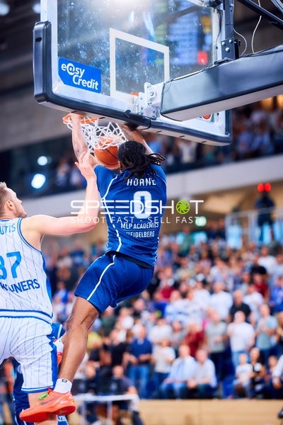 Dunk DJ Horne (0;MLP Academics Heidelberg) gegen Einaras Tubutis (37;Frankfurt Skyliners)