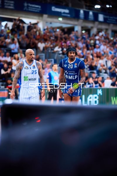 Spielszene Michael Weathers (20;MLP Academics Heidelberg), Jordan Theodore (25;Frankfurt Skyliners)