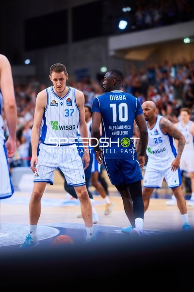 defense Einaras Tubutis (37;Frankfurt Skyliners), Bakary Dibba (10;MLP Academics Heidelberg)