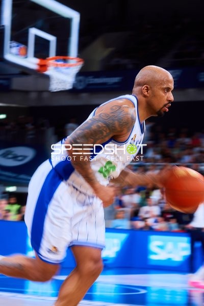 dribbelt Jordan Theodore (25;Frankfurt Skyliners)