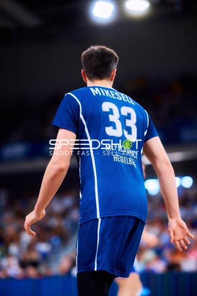 Rückennummer 33 sichtbar Ryan Mikesell (33;MLP Academics Heidelberg)