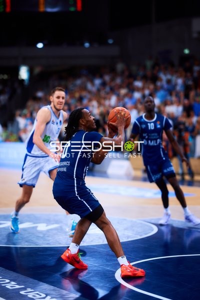 shoot DJ Horne (0;MLP Academics Heidelberg), Bakary Dibba (10;MLP Academics Heidelberg), Garai Zeeb (3;Frankfurt Skyliners)