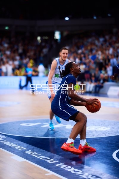 shoot DJ Horne (0;MLP Academics Heidelberg), Einaras Tubutis (37;Frankfurt Skyliners)