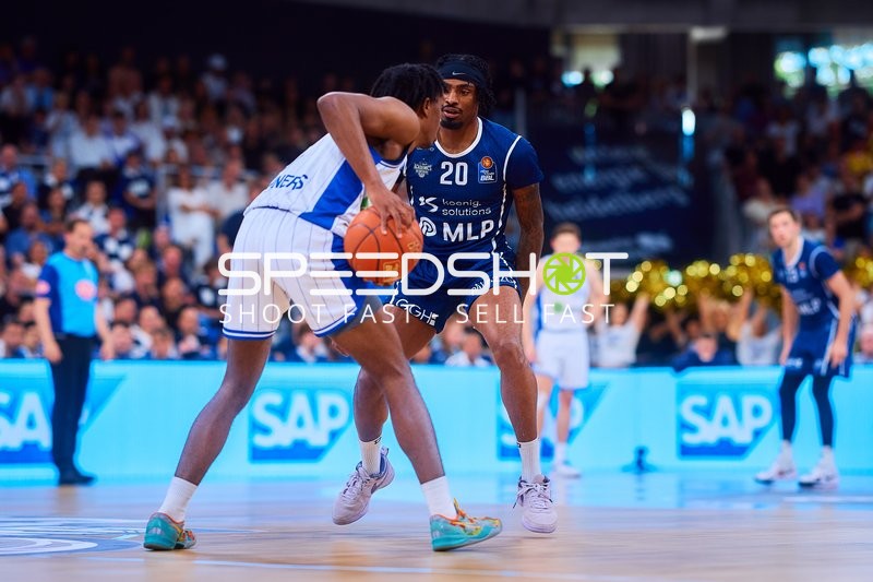 Michael Weathers (20, MLP Academics Heidelberg) verteidigt