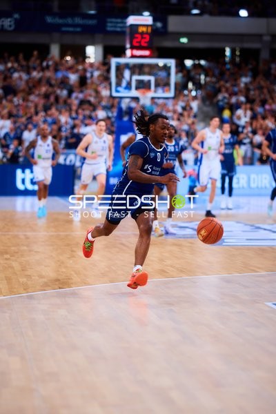 Dribbling DJ Horne (0;MLP Academics Heidelberg)