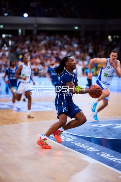 shoot DJ Horne (0;MLP Academics Heidelberg), Einaras Tubutis (37;Frankfurt Skyliners)