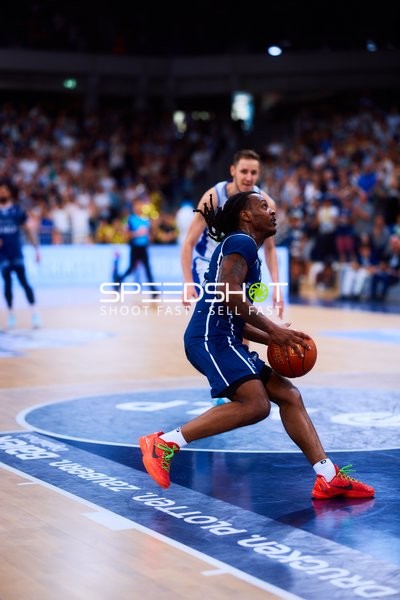 Drive von DJ Horne (0;MLP Academics Heidelberg) gegen Einaras Tubutis (37;Frankfurt Skyliners)