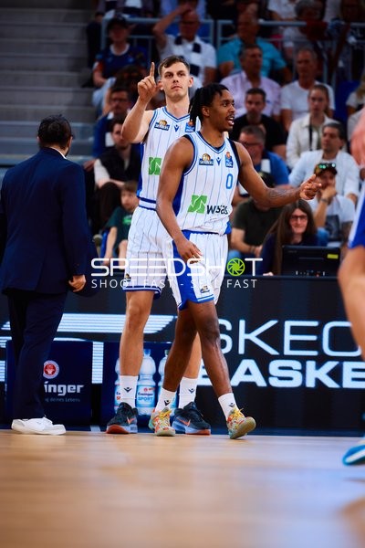 gestikuliert Malik Parsons (0;Frankfurt Skyliners), Lorenz Brennecke (21;Frankfurt Skyliners)
