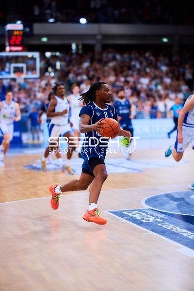 Dribbling DJ Horne (0;MLP Academics Heidelberg)