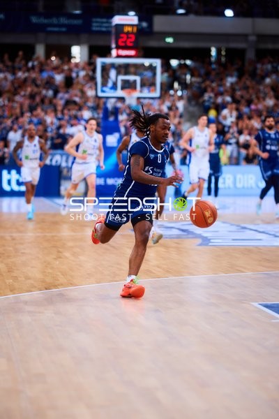 Dribbling DJ Horne (0;MLP Academics Heidelberg)