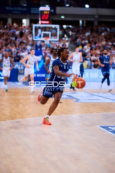 Dribbling DJ Horne (0;MLP Academics Heidelberg)