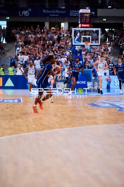Fastbreak Michael Weathers (20;MLP Academics Heidelberg) gegen Jordan Theodore (25;Frankfurt Skyliners), Jacob Knauf (35;Frankfurt Skyliners), Patrick Heckmann (33;Frankfurt Skyliners)