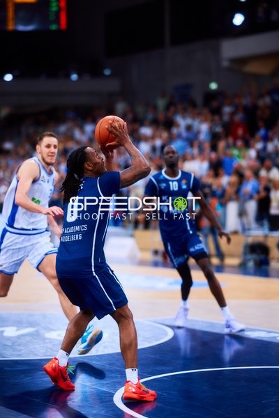 shoot DJ Horne (0;MLP Academics Heidelberg), Bakary Dibba (10;MLP Academics Heidelberg), Einaras Tubutis (37;Frankfurt Skyliners)