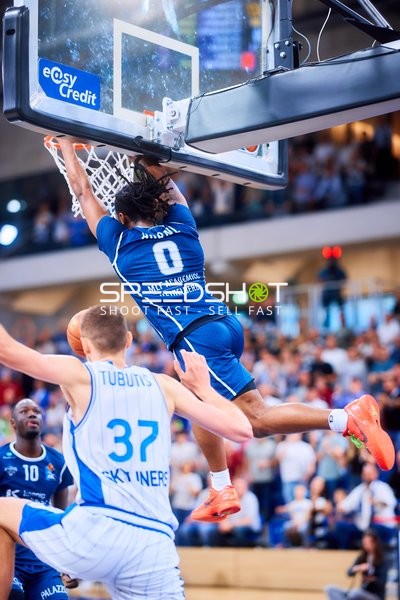 Dunk DJ Horne (0;MLP Academics Heidelberg), Einaras Tubutis (37;Frankfurt Skyliners)