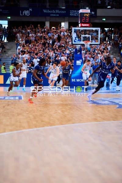 Fastbreak Michael Weathers (20;MLP Academics Heidelberg), Ryan Mikesell (33;MLP Academics Heidelberg), Jordan Theodore (25;Frankfurt Skyliners), Malik Parsons (0;Frankfurt Skyliners)