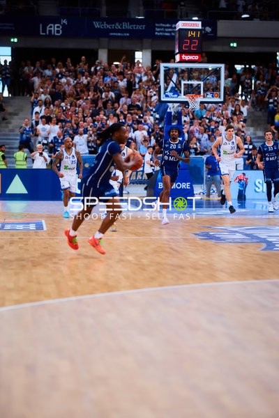 Fastbreak Michael Weathers (20;MLP Academics Heidelberg), Jordan Theodore (25;Frankfurt Skyliners), Jacob Knauf (35;Frankfurt Skyliners)