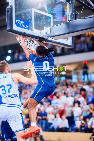 Dunk DJ Horne (0;MLP Academics Heidelberg), Verteidigung Einaras Tubutis (37;Frankfurt Skyliners)