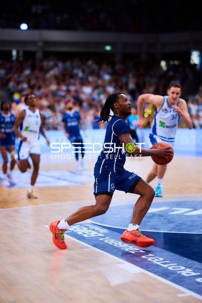 Drive von DJ Horne (0;MLP Academics Heidelberg) gegen Einaras Tubutis (37;Frankfurt Skyliners)