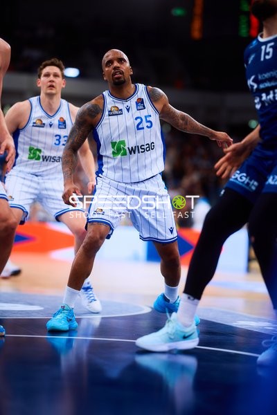 defense Jordan Theodore (25;Frankfurt Skyliners), Patrick Heckmann (33;Frankfurt Skyliners)