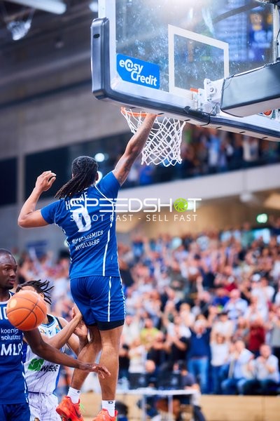 Dunk Bakary Dibba (10;MLP Academics Heidelberg), DJ Horne (0;MLP Academics Heidelberg)