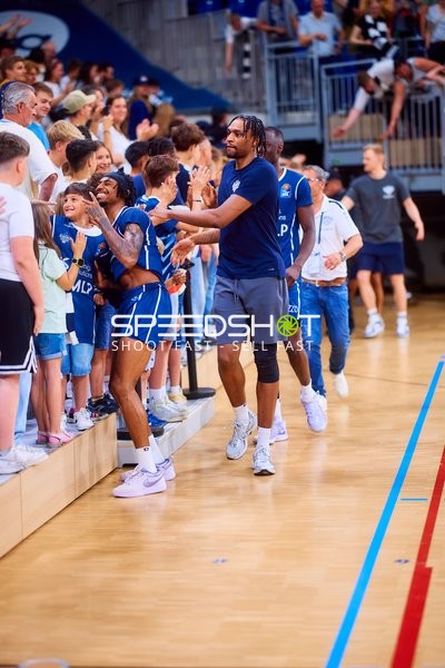 Osun Osunniyi (12, MLP Academics Heidelberg) und Michael Weathers (20, MLP Academics Heidelberg) begrüßen Fans