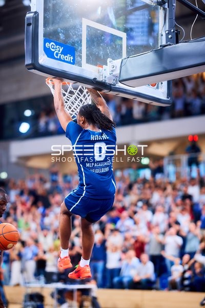 DJ Horne (0, MLP Academics Heidelberg) dunkt