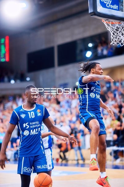 Dribbling Bakary Dibba (10;MLP Academics Heidelberg), DJ Horne (0;MLP Academics Heidelberg)