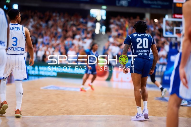 Spielszene mit Michael Weathers (20;MLP Academics Heidelberg), Garai Zeeb (3;Frankfurt Skyliners)