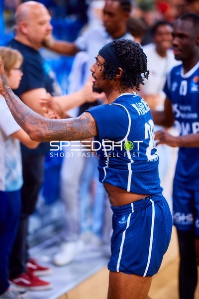 High Five Michael Weathers (20;MLP Academics Heidelberg), DJ Horne (0;MLP Academics Heidelberg)