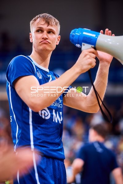 feiert mit Megafon Niklas Würzner (2;MLP Academics Heidelberg)