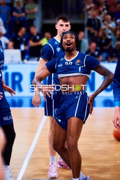 Michael Weathers (20, MLP Academics Heidelberg) jubelt