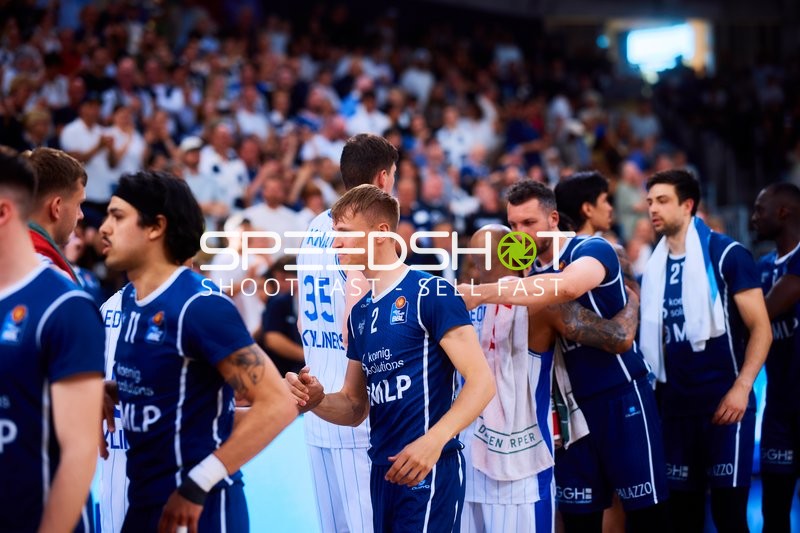 Handshake Niklas Würzner (2;MLP Academics Heidelberg), Paul Zipser (9;MLP Academics Heidelberg)