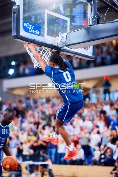 Dunk DJ Horne (0;MLP Academics Heidelberg) über Christoph Philipps (10;Frankfurt Skyliners)