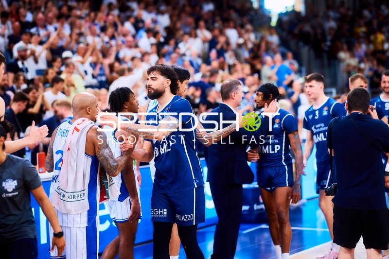 Handshake Marcel Keßen (15;MLP Academics Heidelberg)