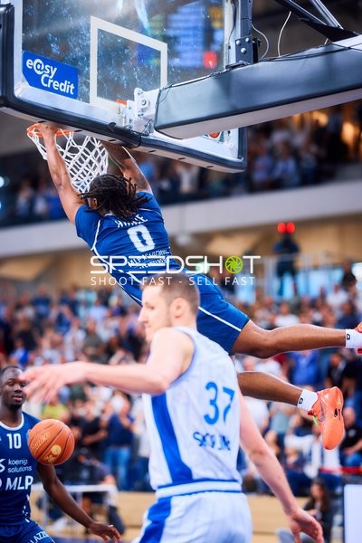 DJ Horne (0, MLP Academics Heidelberg) dunkt über 37, Frankfurt Skyliners