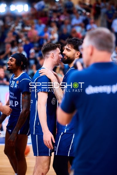 Michael Weathers (20, MLP Academics Heidelberg) begrüßt Bakary Dibba (10, MLP Academics Heidelberg)