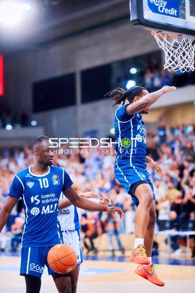 Dribbling Bakary Dibba (10;MLP Academics Heidelberg)