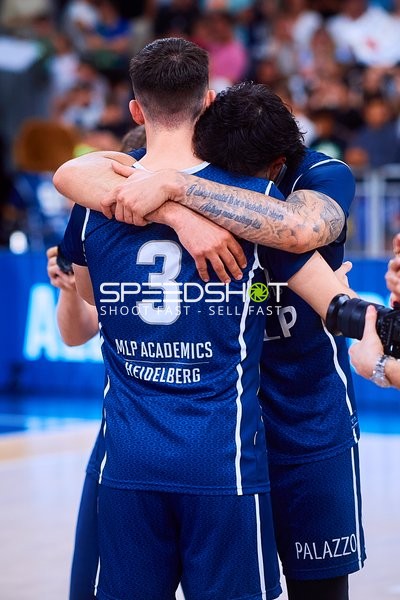 Umarmung Andrew O’Brien (3;MLP Academics Heidelberg)