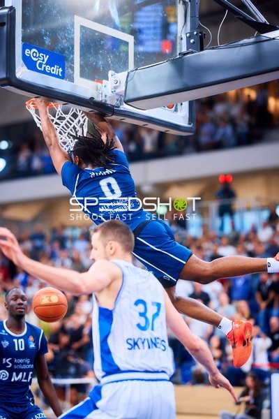 Dunk DJ Horne (0;MLP Academics Heidelberg) über Einaras Tubutis (37;Frankfurt Skyliners)