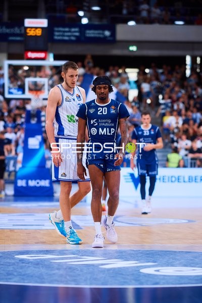 Spielszene Michael Weathers (20;MLP Academics Heidelberg), Einaras Tubutis (37;Frankfurt Skyliners)