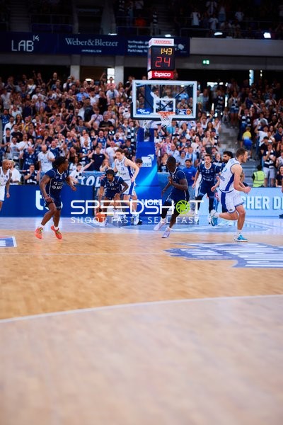 Fastbreak mit Michael Weathers (20;MLP Academics Heidelberg), Ryan Mikesell (33;MLP Academics Heidelberg), Einaras Tubutis (37;Frankfurt Skyliners)