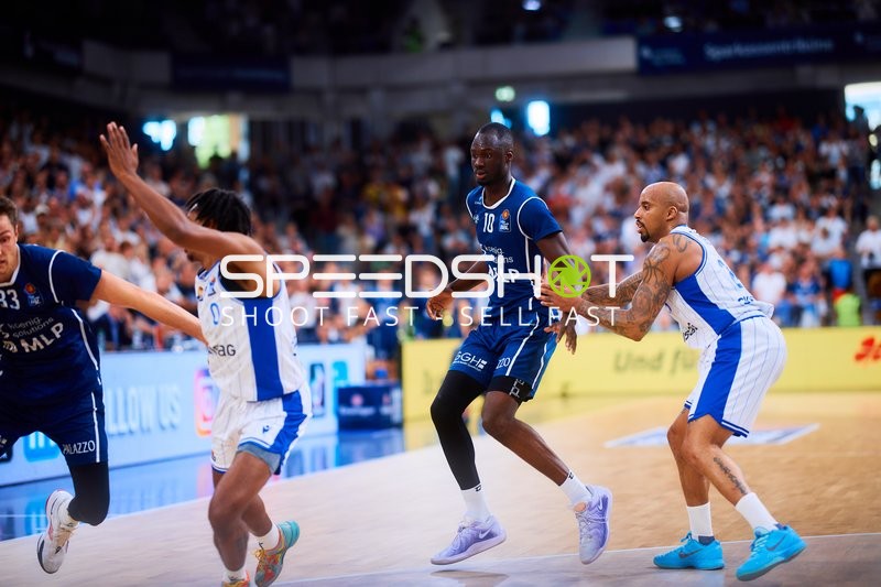 Defense Aktion Bakary Dibba (10;MLP Academics Heidelberg), Jordan Theodore (25;Frankfurt Skyliners)