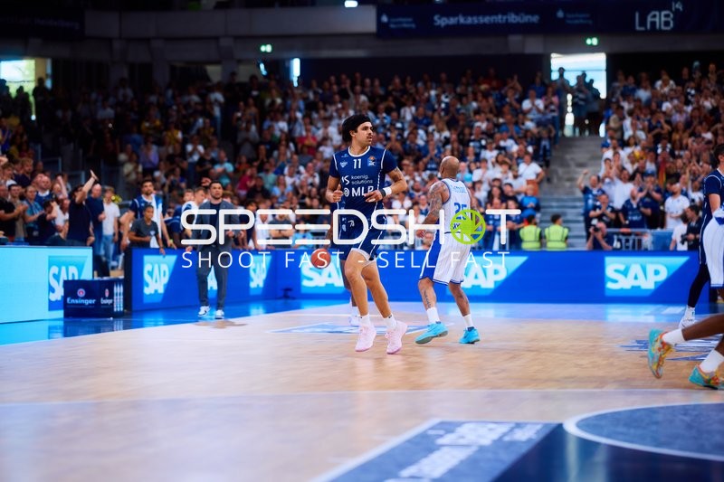Dribbling Erol Ersek (11;MLP Academics Heidelberg), Jordan Theodore (25;Frankfurt Skyliners)