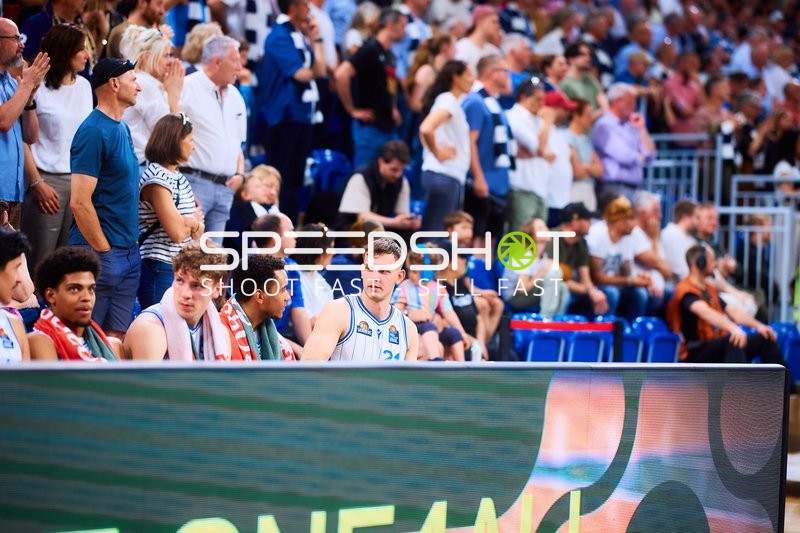 Timeout Lorenz Brennecke (21;Frankfurt Skyliners), Garai Zeeb (3;Frankfurt Skyliners)