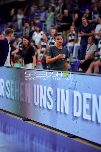 Serena Benavente (991, MLP Academics Heidelberg) am Spielfeldrand