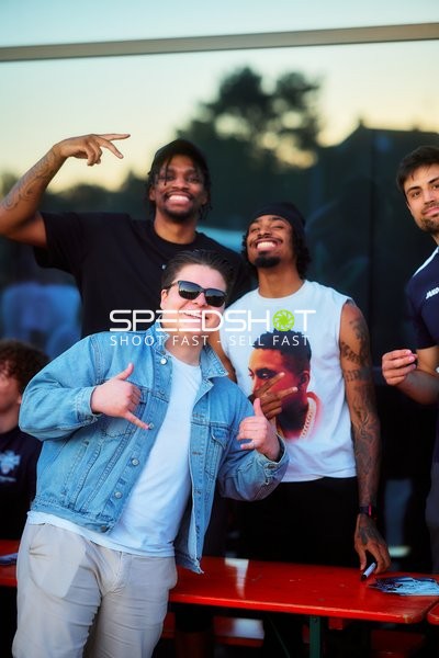 Fans posing MLP Academics Osun Osunniyi (12;MLP Academics Heidelberg), Mateo Šerić (21;MLP Academics Heidelberg)