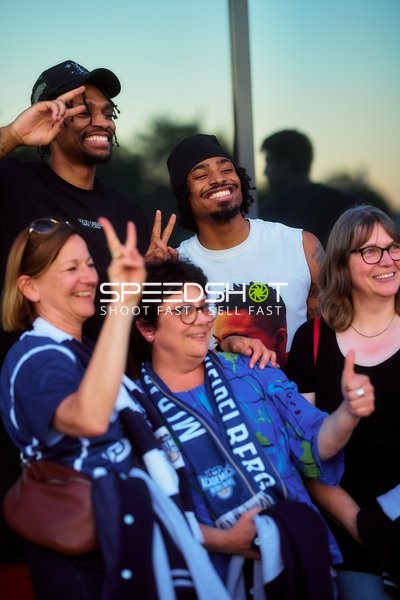 Fans posieren mit Michael Weathers (20;MLP Academics Heidelberg), Osun Osunniyi (12;MLP Academics Heidelberg)