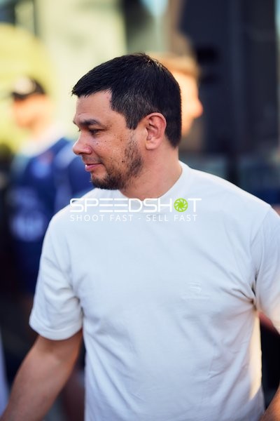 Person in weißem T-Shirt